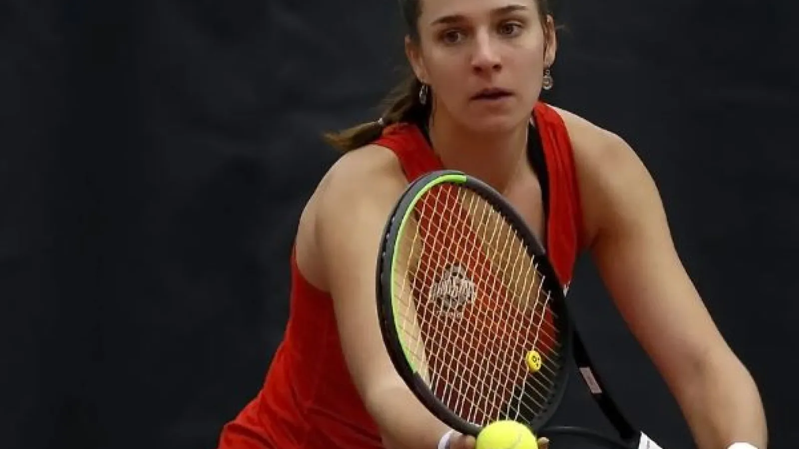 Irina Cantos Siemers sets up for a tennis serve