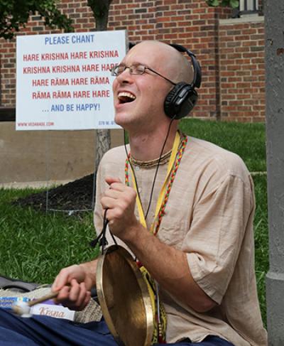 SKCON devotee chanting “Hare Krishna” on a streetcorner in Columbus. Credit: Ada Matusiewicz SKCON devotee chanting “Hare Krishna” on a streetcorner in Columbus. Credit: Ada Matusiewicz