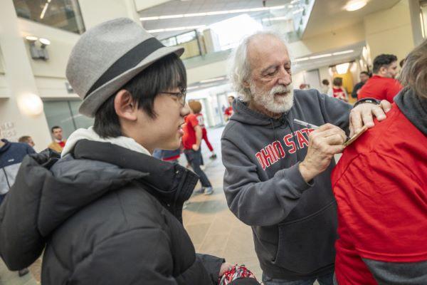 Agostini signs t-shirts for students